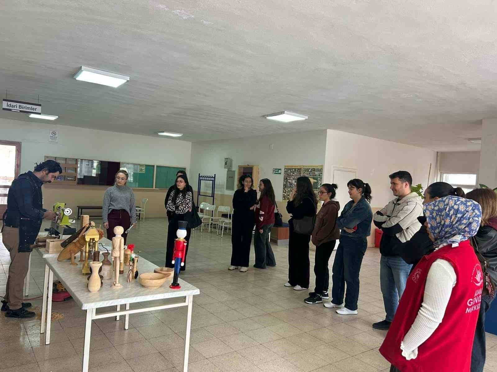 Kozan’da üniversite öğrencilerinin ahşap sanatı mesaisi
