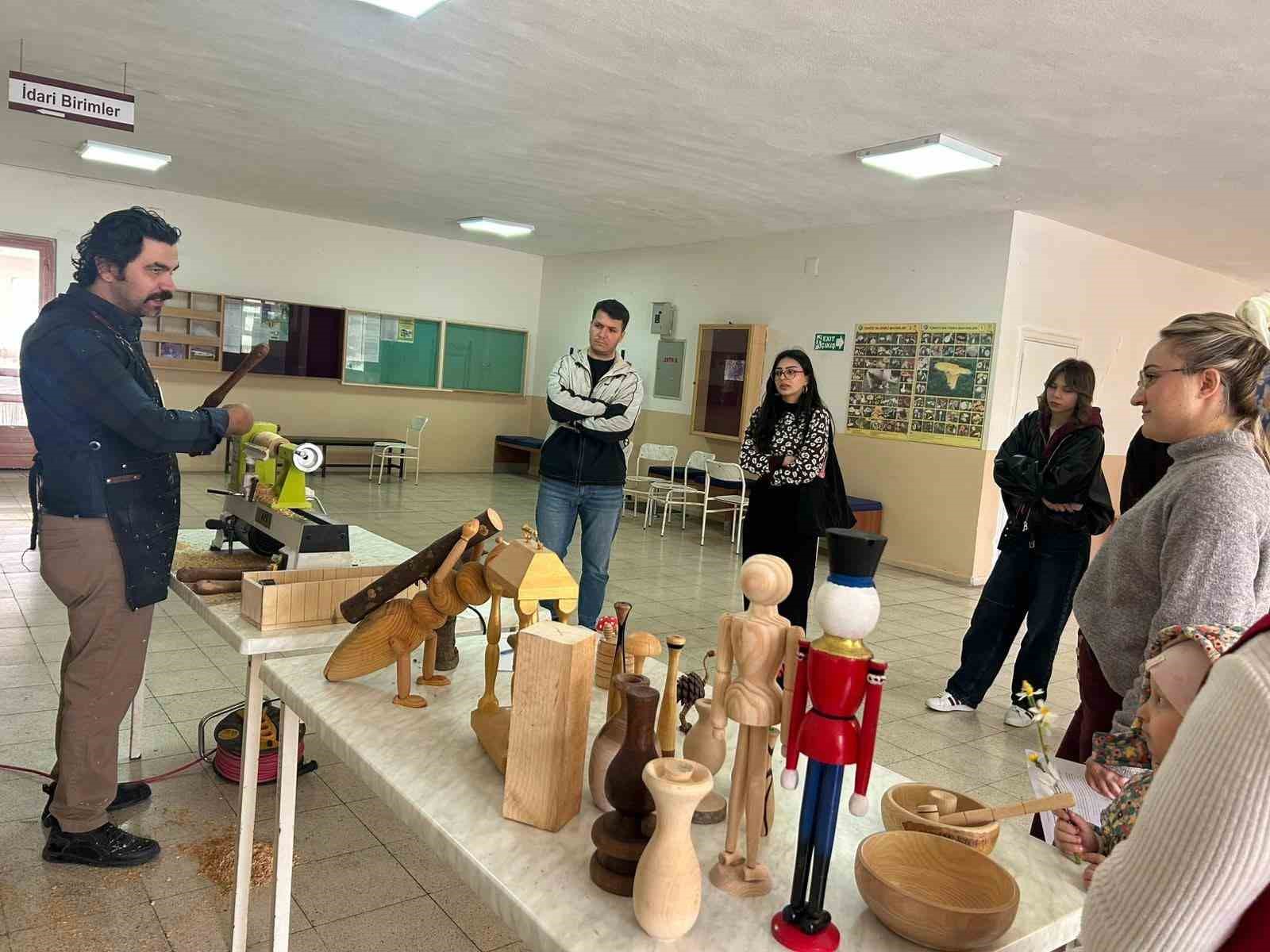 Kozan’da üniversite öğrencilerinin ahşap sanatı mesaisi
