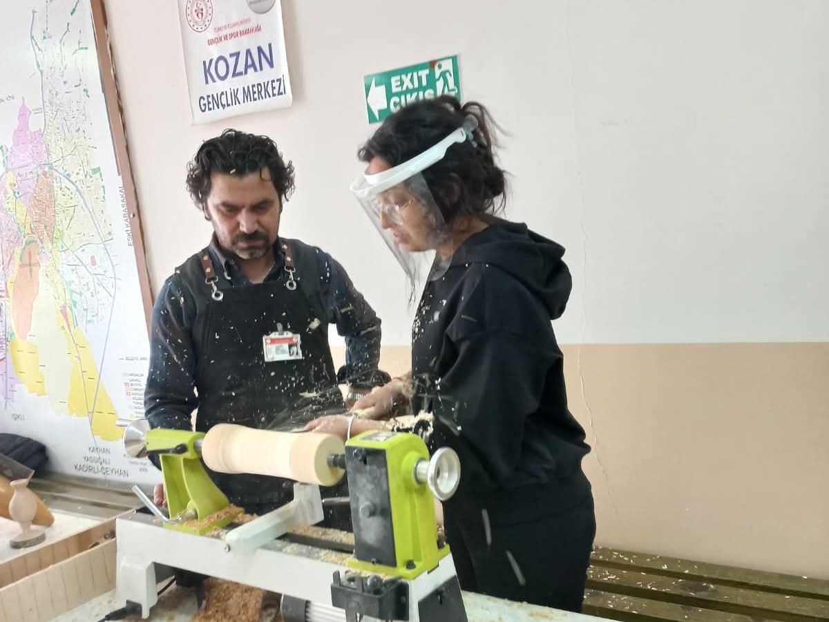 Kozan’da üniversite öğrencilerinin ahşap sanatı mesaisi
