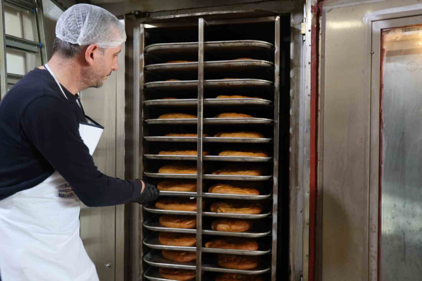 Kozan’da ustaların Ramazan ayında pide mesaisi
