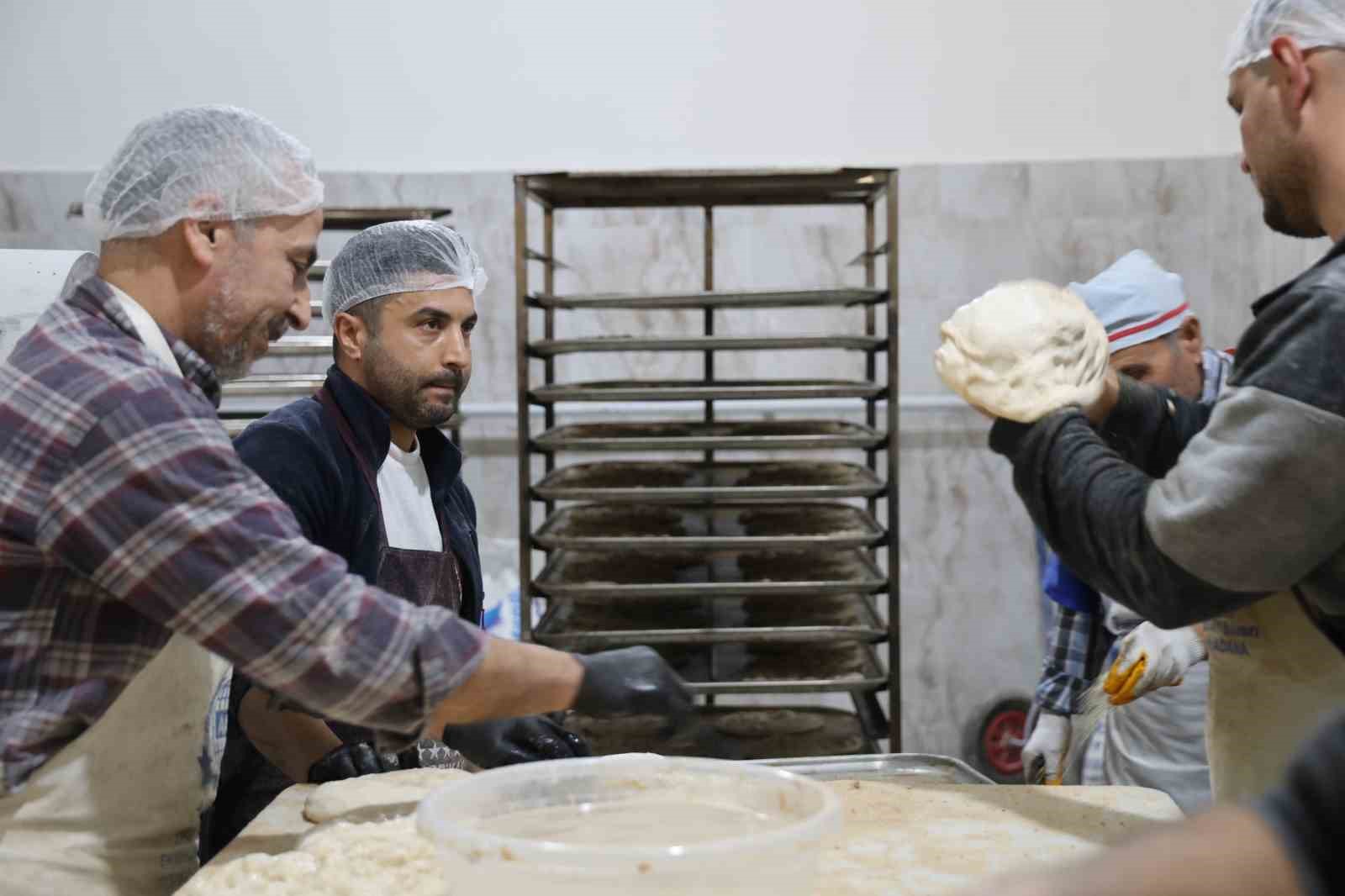 Kozan’da ustaların Ramazan ayında pide mesaisi
