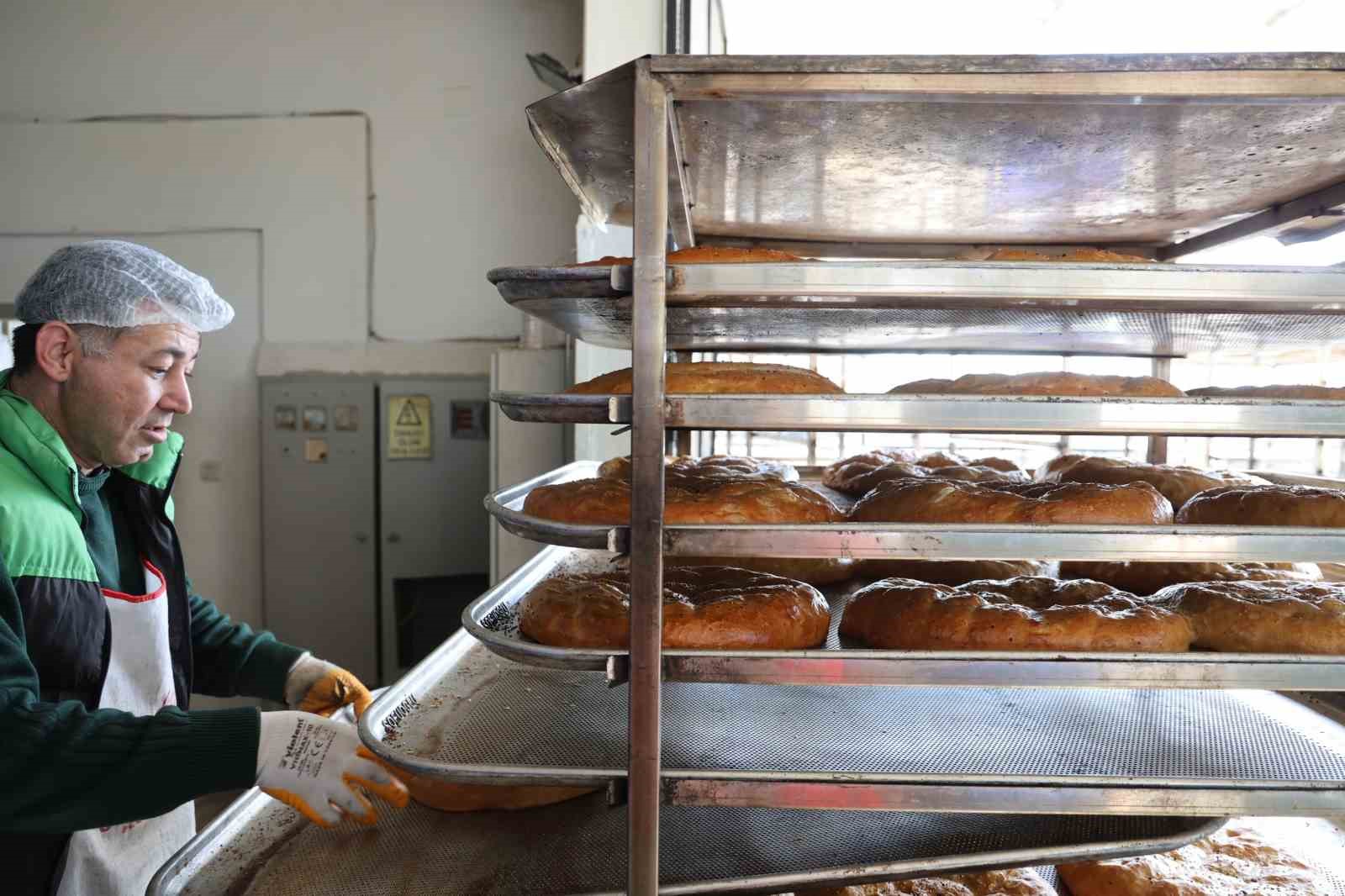 Kozan’da ustaların Ramazan ayında pide mesaisi
