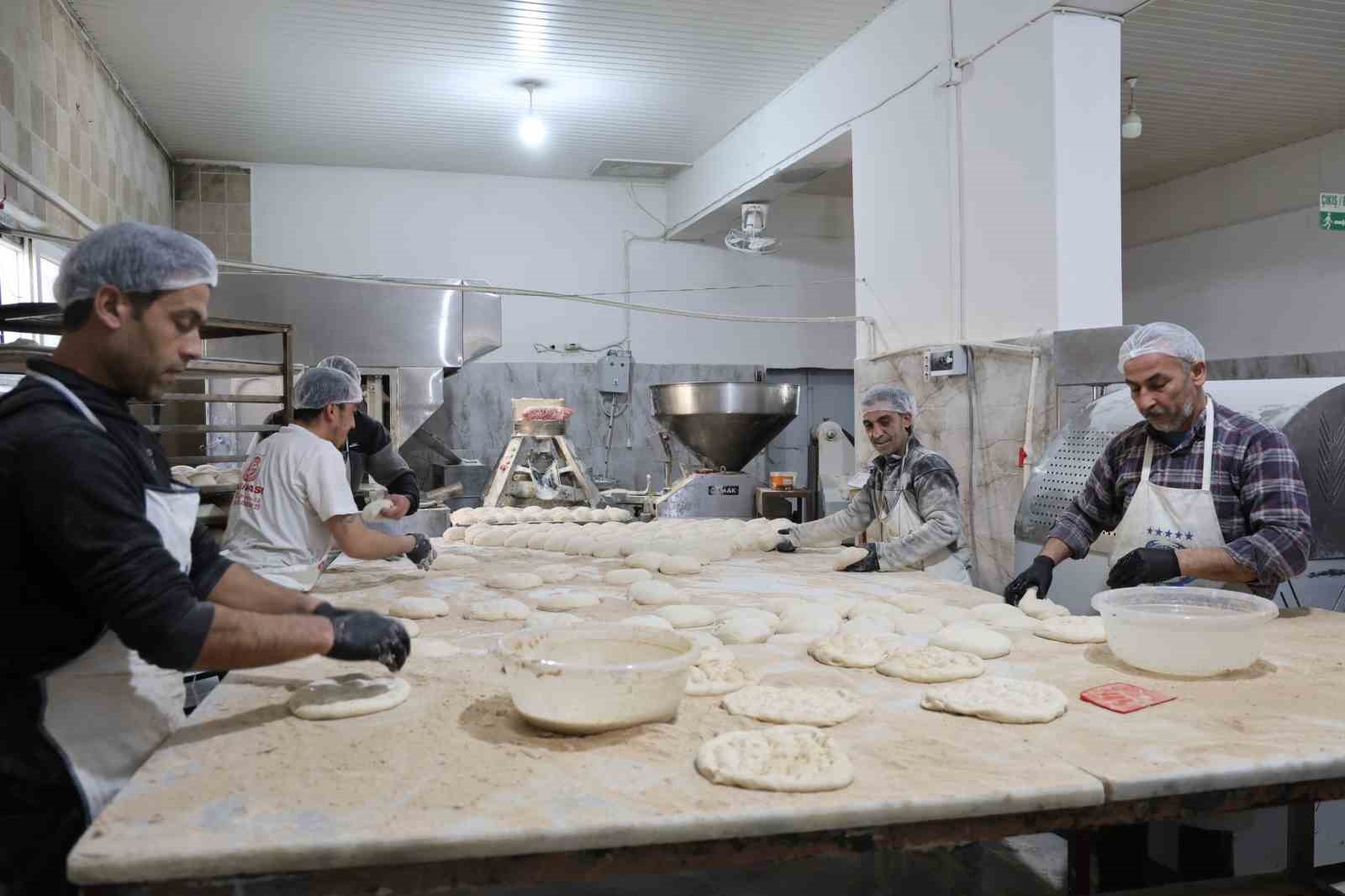 Kozan’da ustaların Ramazan ayında pide mesaisi
