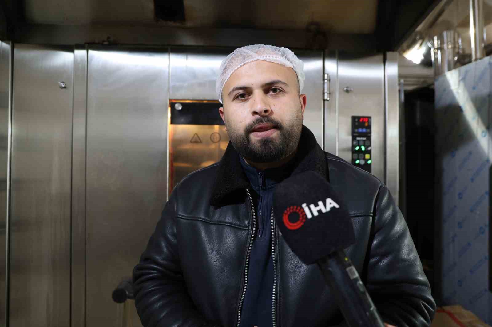 Kozan’da ustaların Ramazan ayında pide mesaisi
