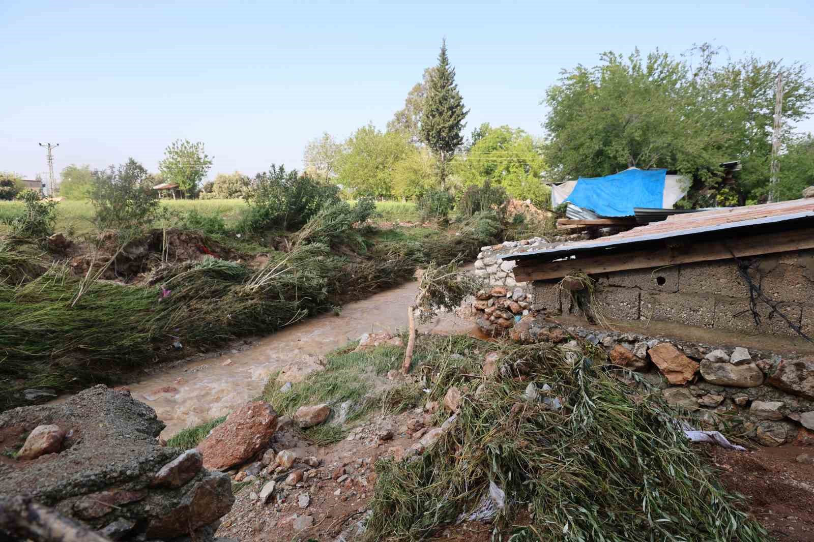 Kozan’daki selde hayvanları telef olan kadın: "Bir anda sel geldi, ahırın üstünü aştı"
