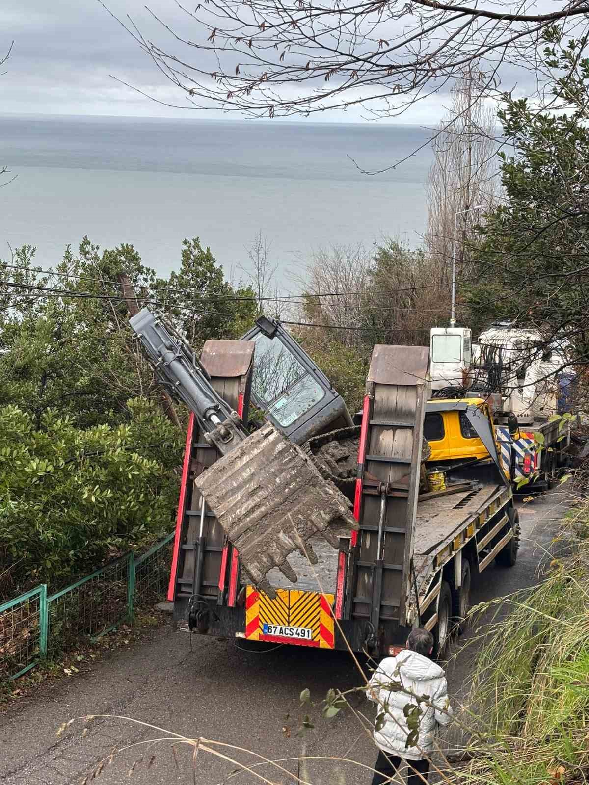 Kozlu’da kepçe dorseden yola düştü, ulaşım bir süre aksadı
