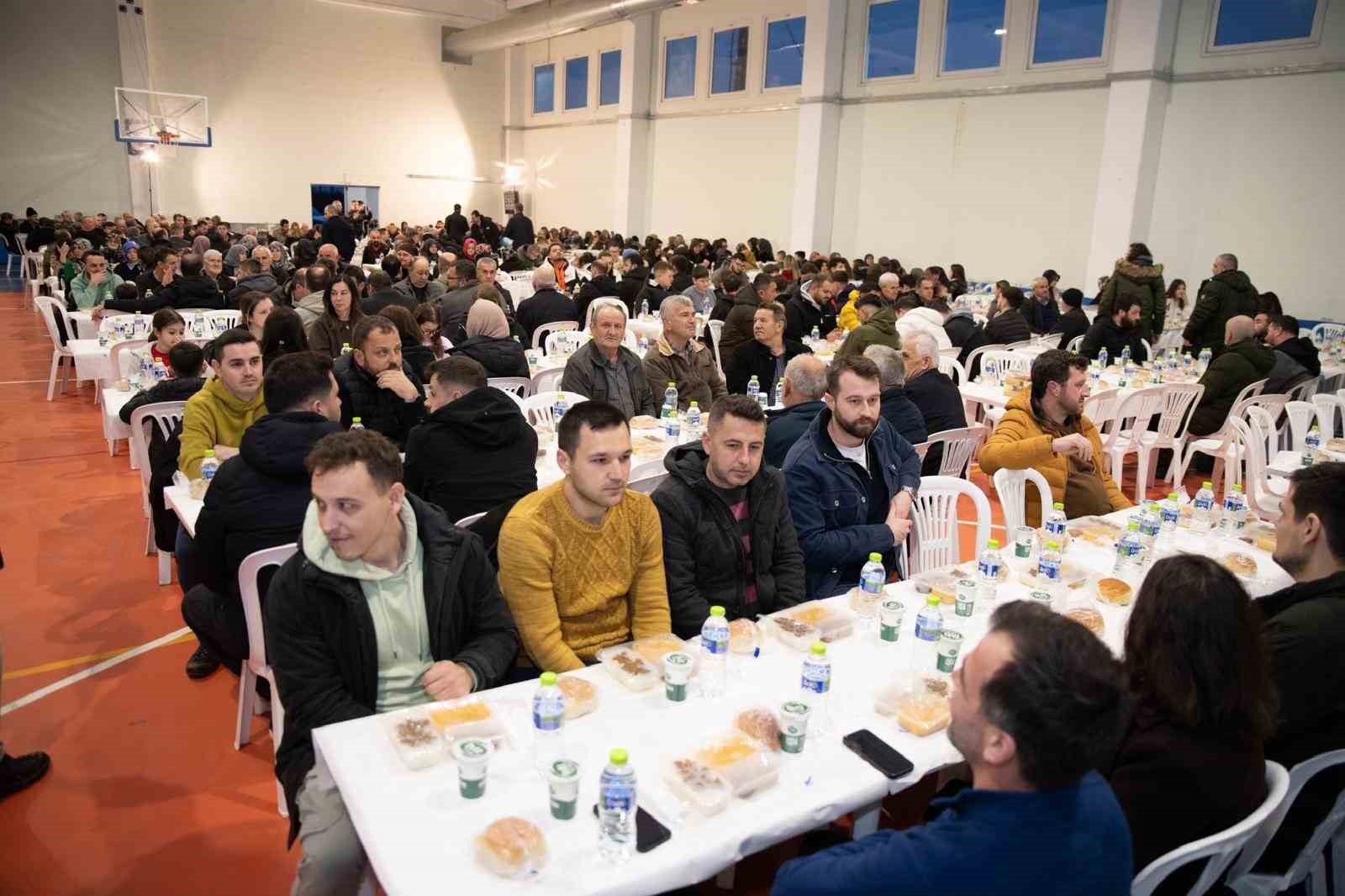 Kozlukebir Domruköy’de yüzlerce kişi iftarda buluştu
