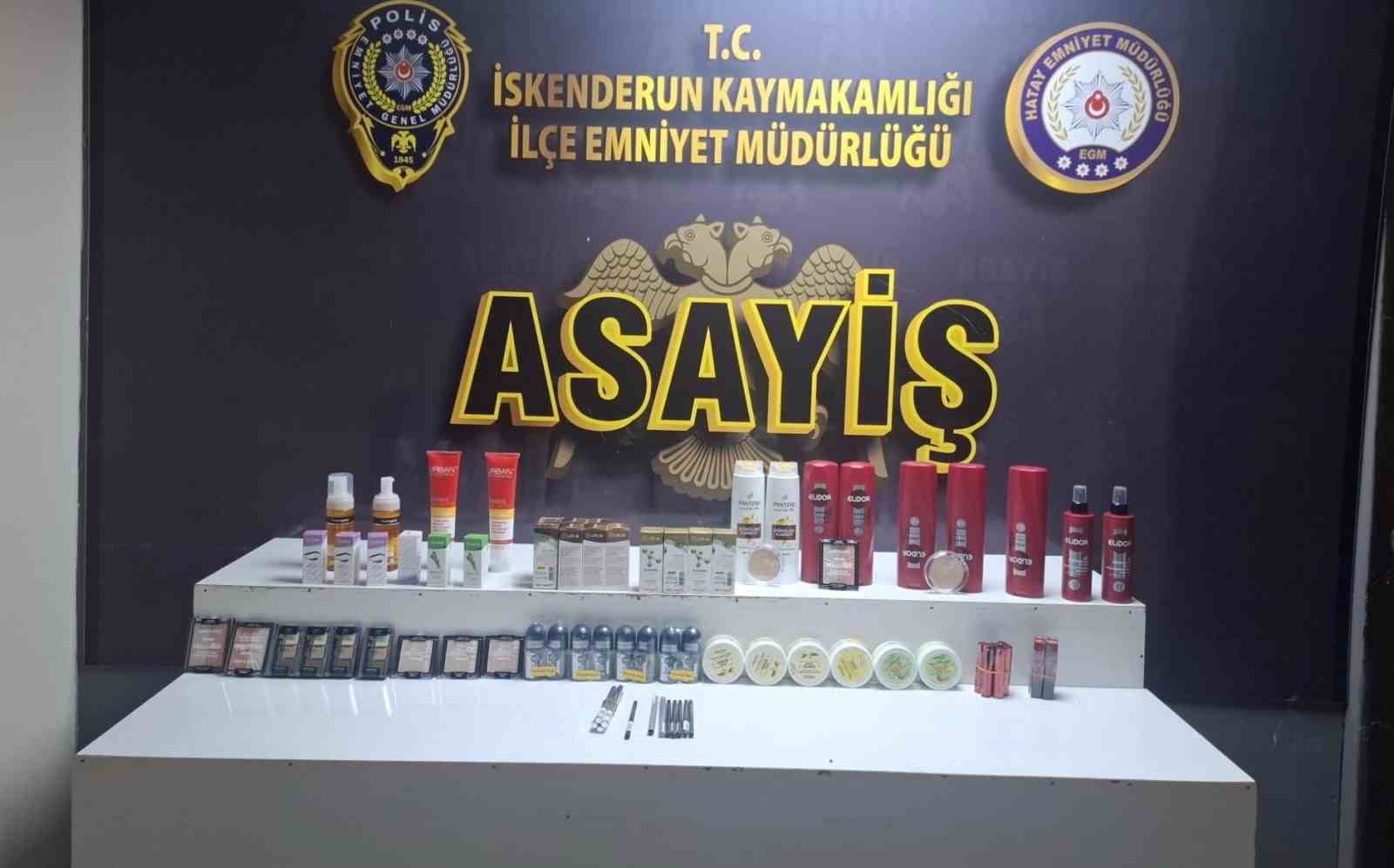 Kozmetik market zincirine dadanan anne, baba ve kız 3 aylık süreçte 1 milyon 200 bin TL’lik ürün çaldı
Kozmetik market zincirine dadanan anne, baba ve kız 3 aylık süreçte 1 milyon 200 bin TL’lik ürün çaldı