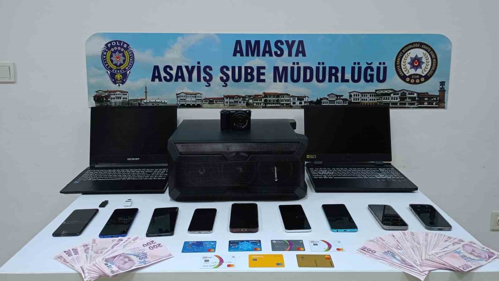 Kredi kartlarını kopyalayarak 2 milyon liradan fazla vurgun yaptılar
