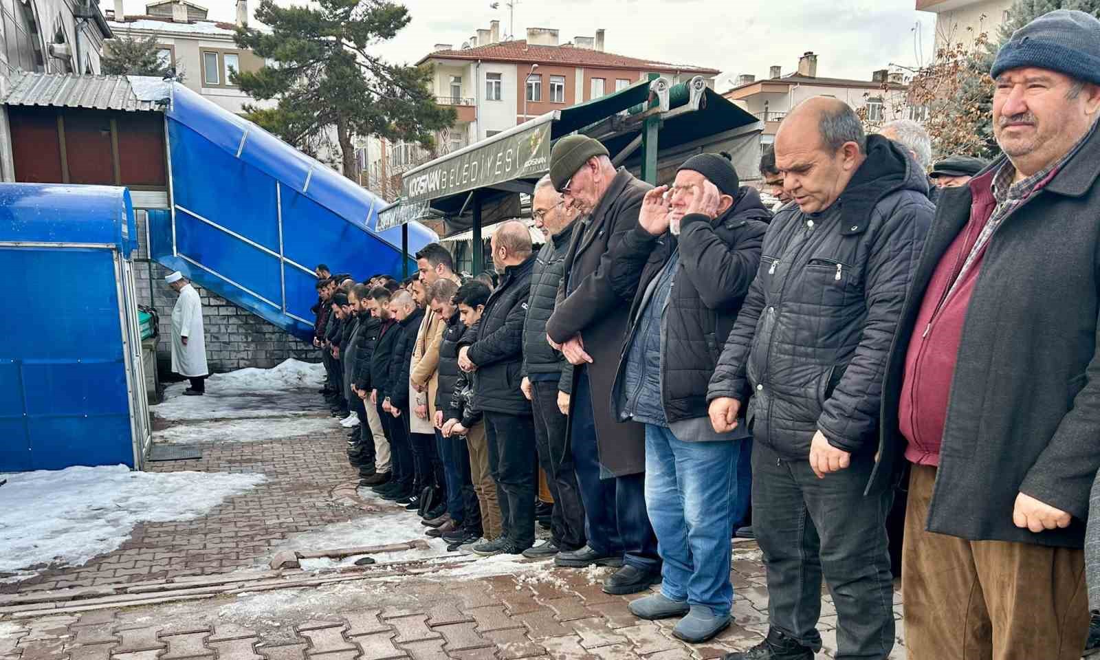 Krikonun kayması ile otobüsün altında kalan genç toprağa verildi
