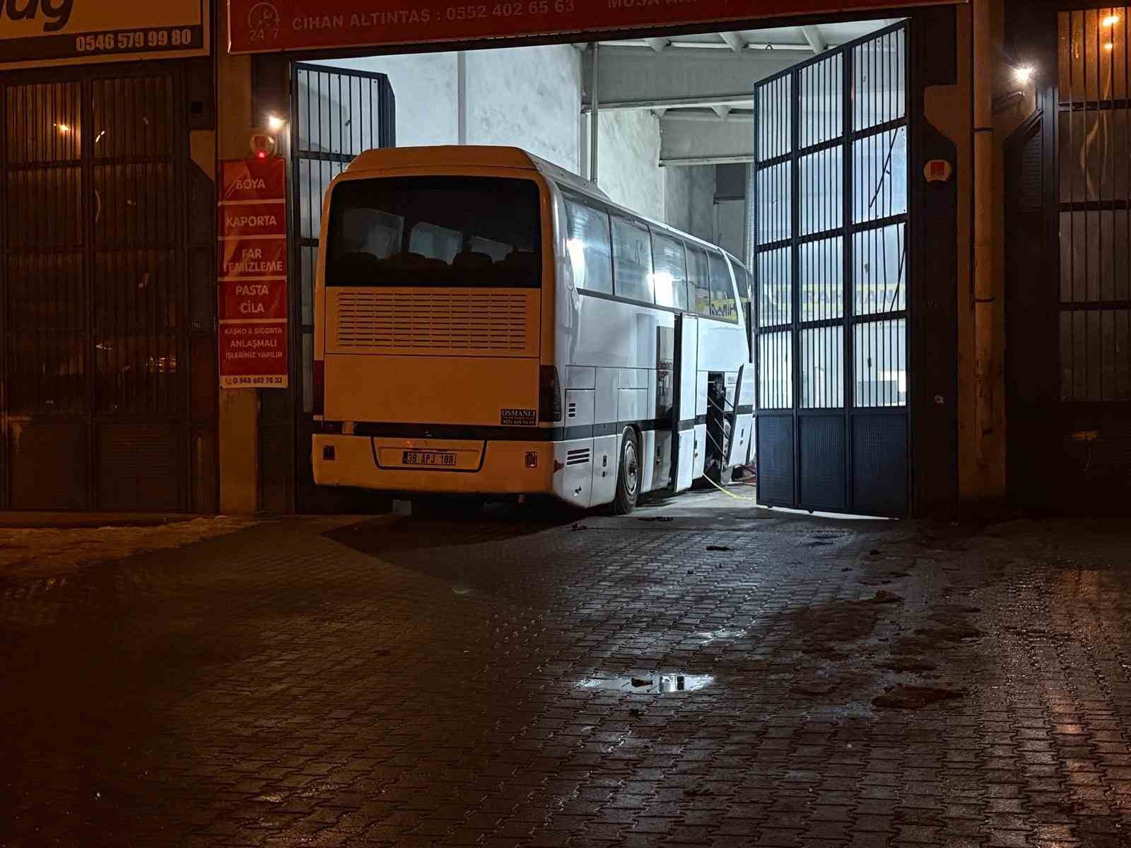 Krikonun kayması ile otobüsün altında kalan tamirci hayatını kaybetti
