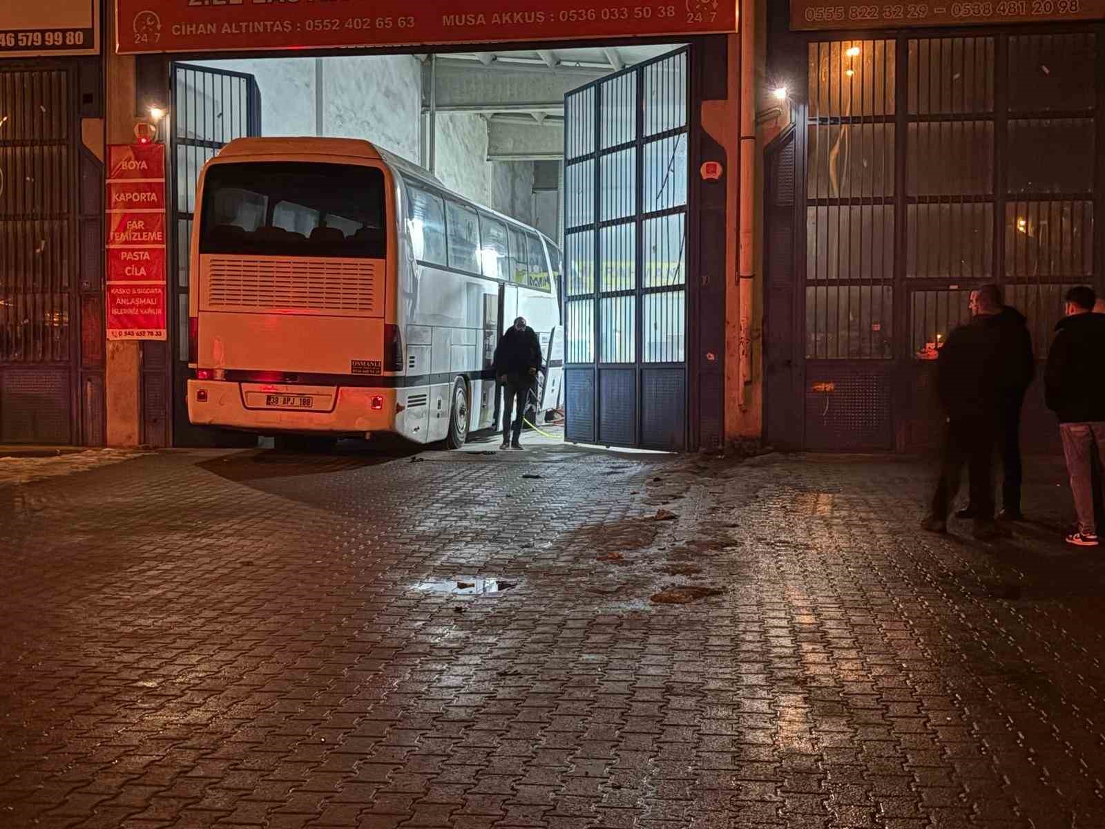 Krikonun kayması ile otobüsün altında kalan tamirci hayatını kaybetti
