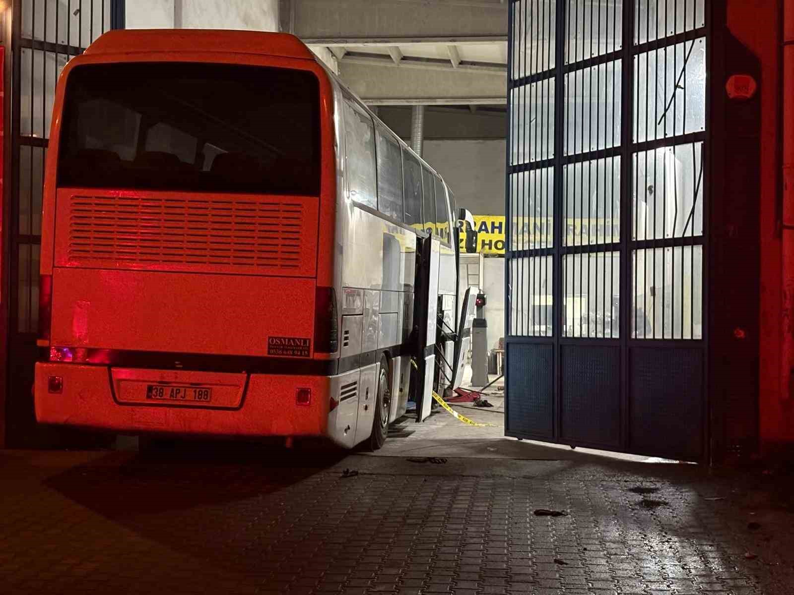 Krikonun kayması ile otobüsün altında kalan tamirci hayatını kaybetti
