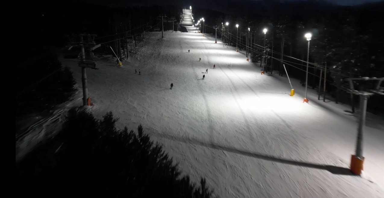Kristal karların üzerinde gece mesaisi: Sarıkamış’ta ışıklar altında kayak keyfi
