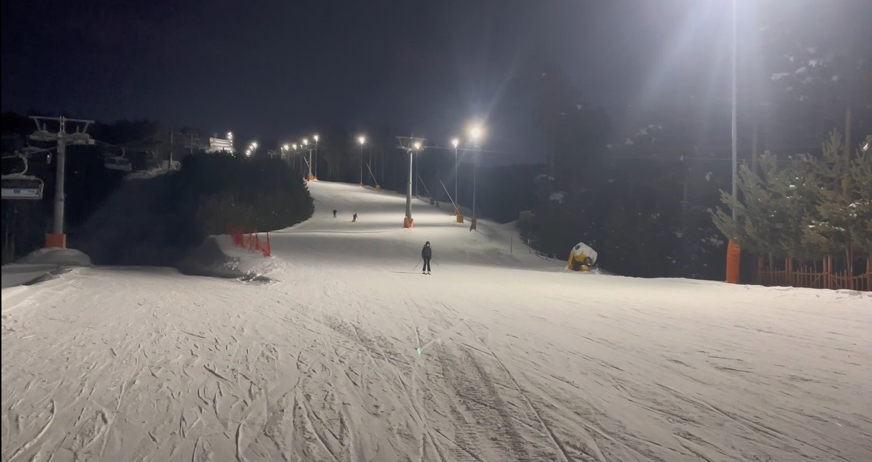 Kristal karların üzerinde gece mesaisi: Sarıkamış’ta ışıklar altında kayak keyfi
