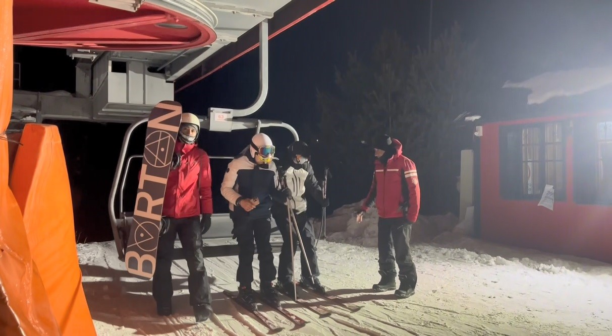 Kristal karların üzerinde gece mesaisi: Sarıkamış’ta ışıklar altında kayak keyfi
