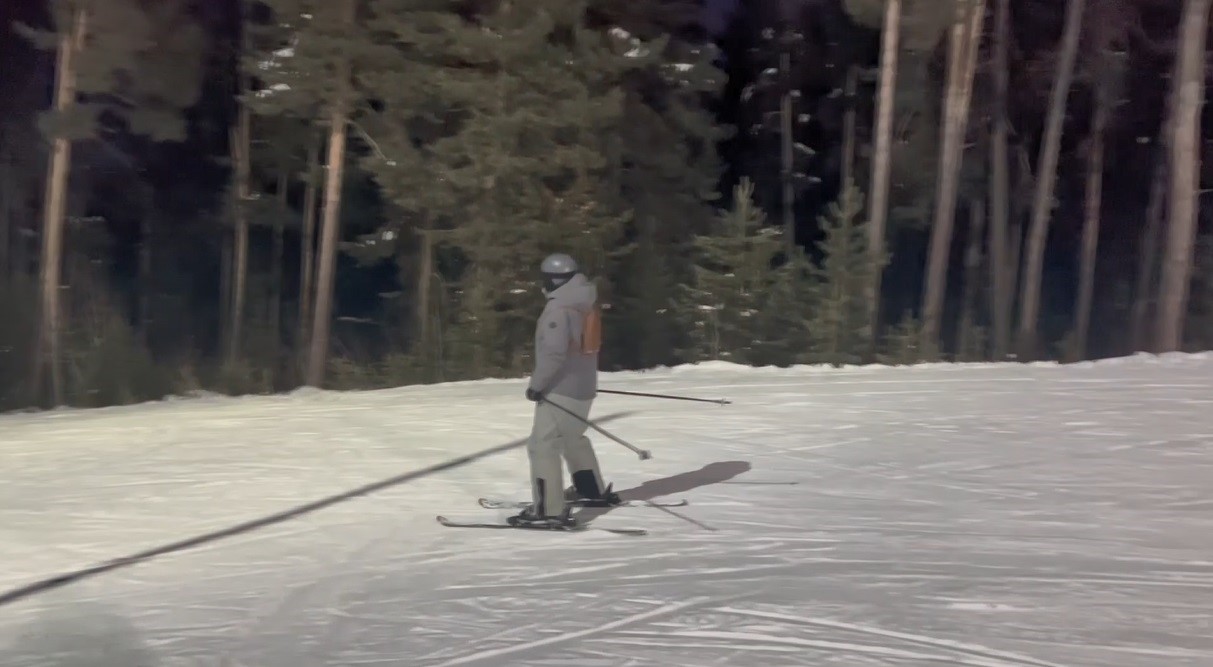 Kristal karların üzerinde gece mesaisi: Sarıkamış’ta ışıklar altında kayak keyfi
