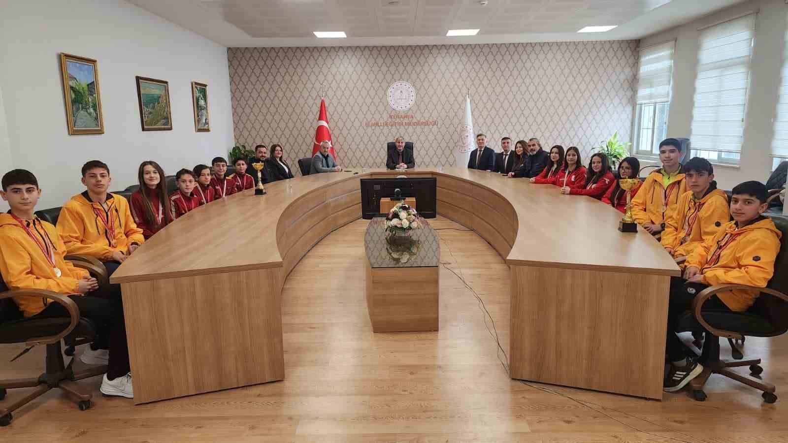 Kros müsabakalarında derece elde eden öğrencileri kabul etti
