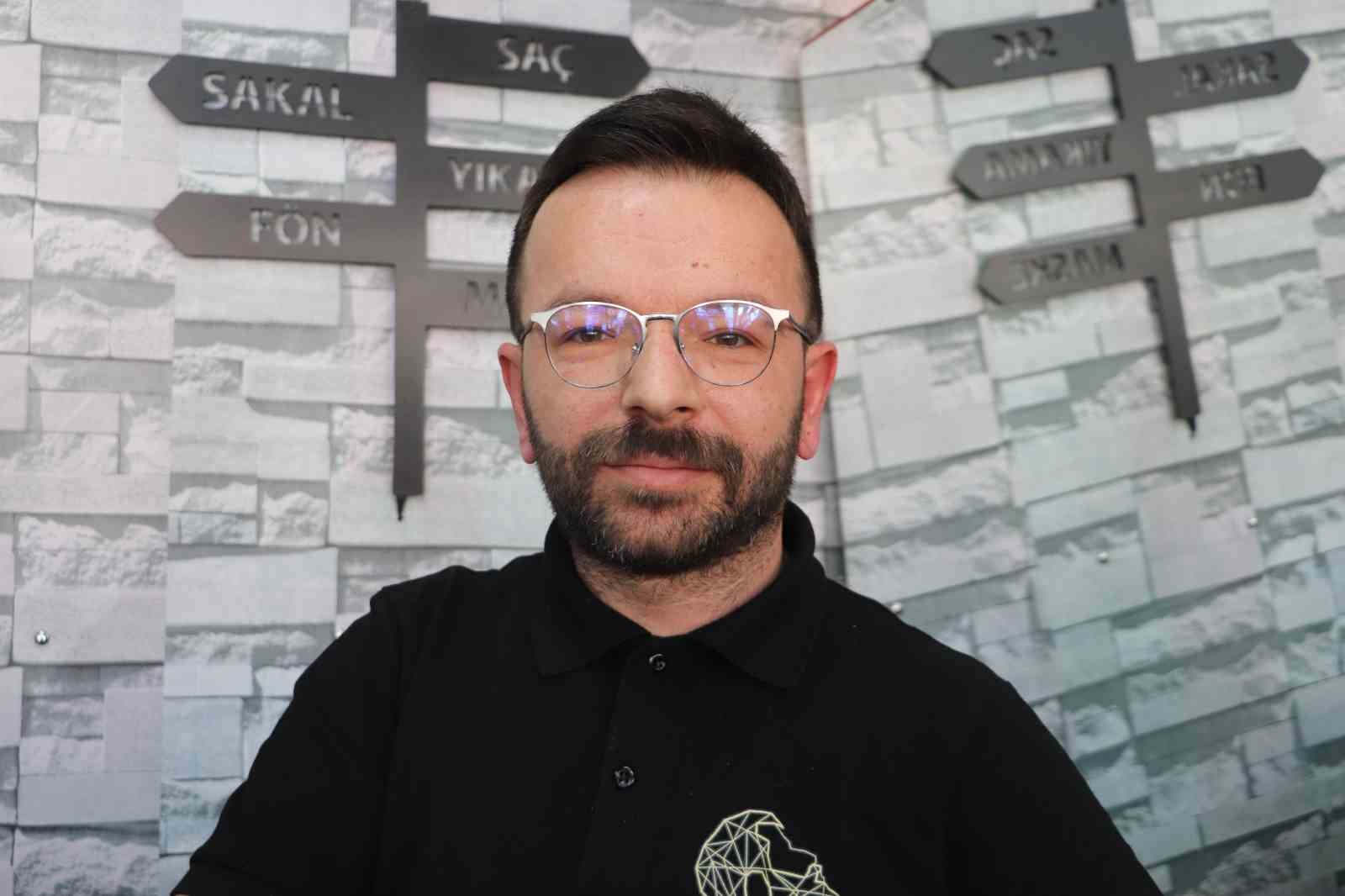 Kuaförlerin bayram tıraşı mesaisi sahura kadar uzuyor
