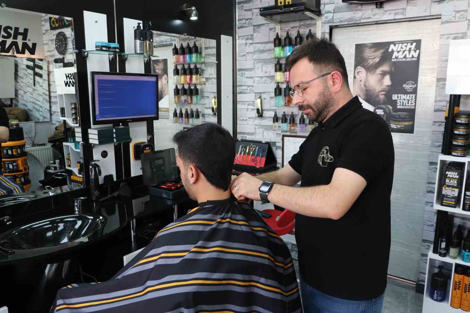 Kuaförlerin bayram tıraşı mesaisi sahura kadar uzuyor
