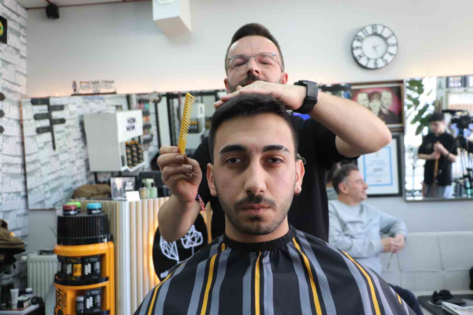 Kuaförlerin bayram tıraşı mesaisi sahura kadar uzuyor
