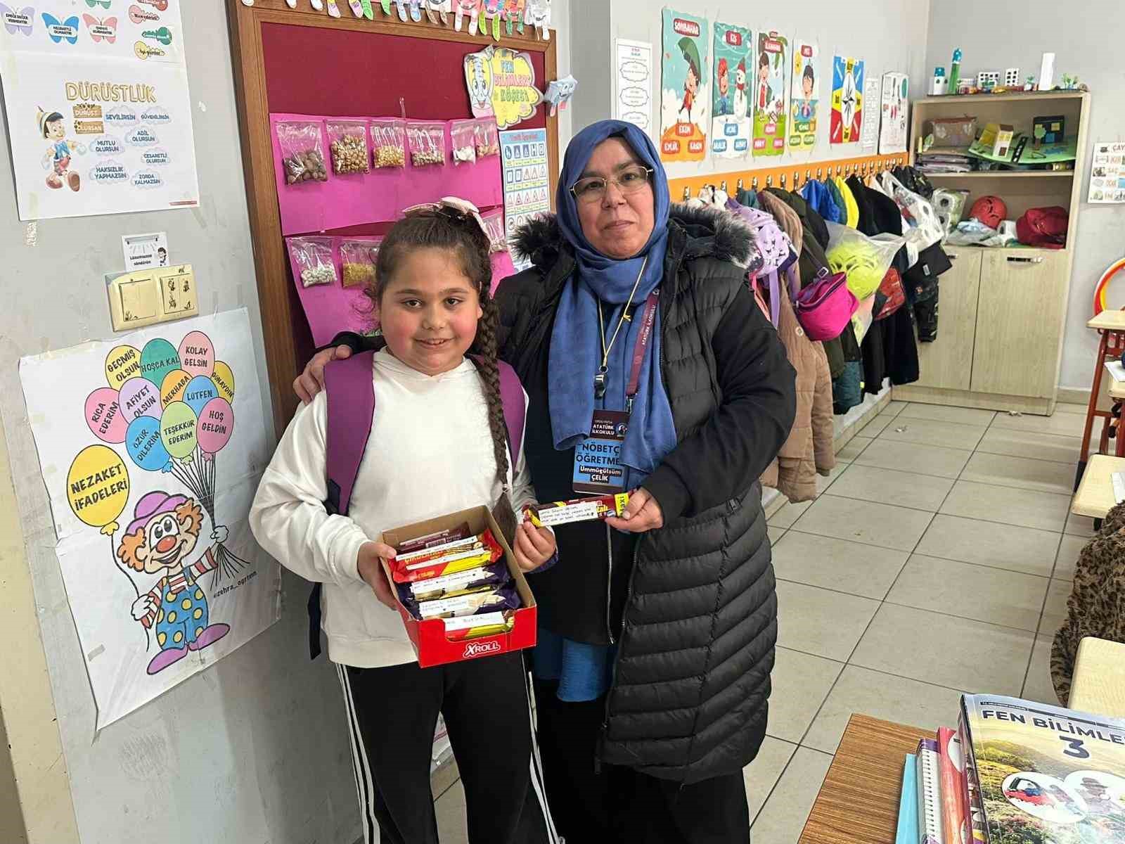 Küçük Aysima’dan öğretmenlerine duygulandıran sürpriz
