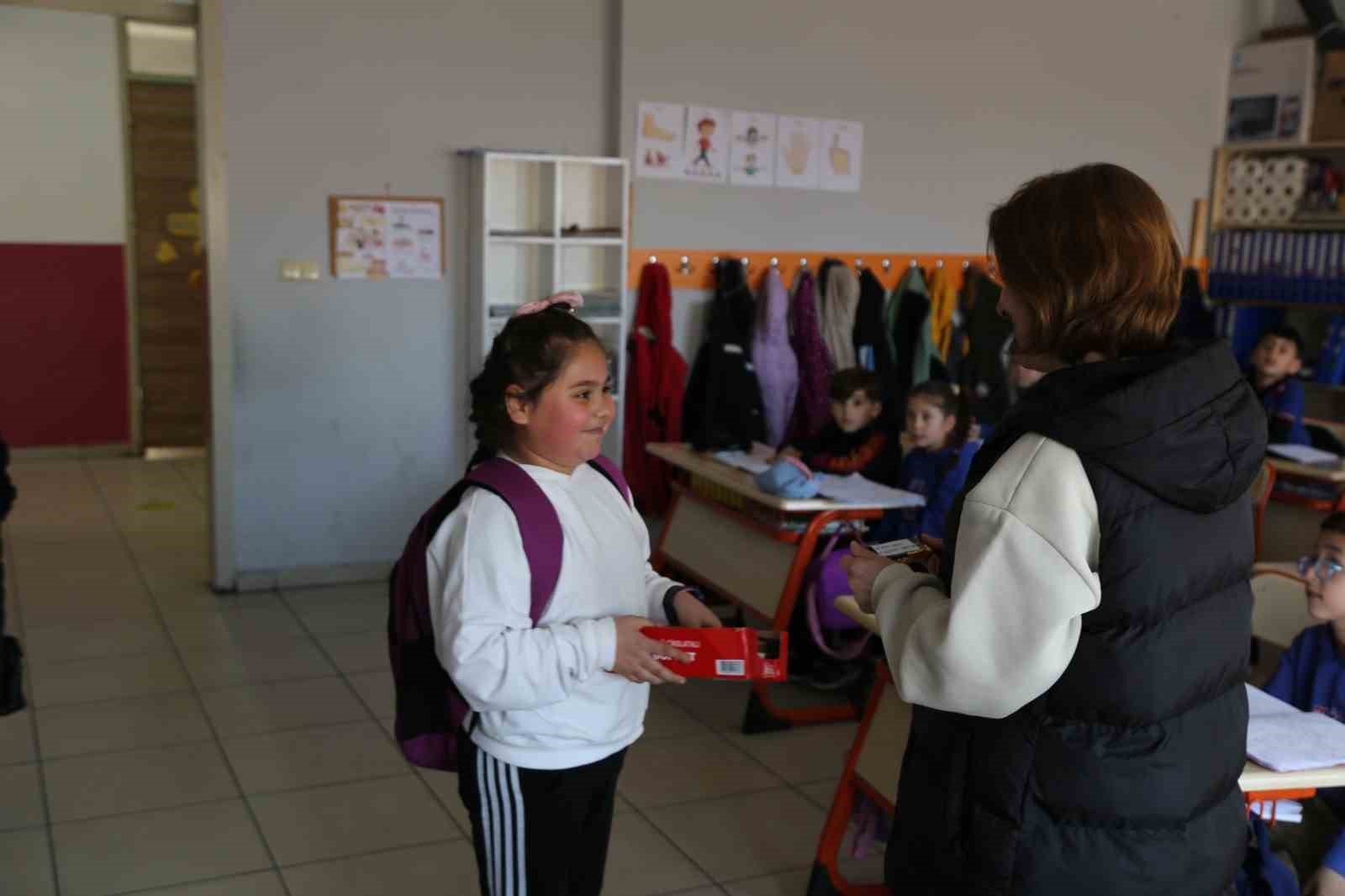 Küçük Aysima’dan öğretmenlerine duygulandıran sürpriz
