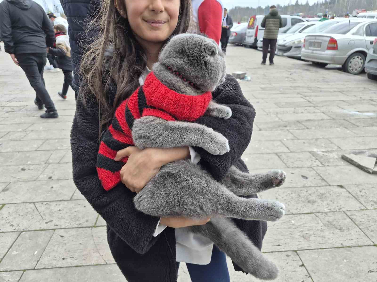 Küçük çocuk Eskişehirspor maçına kedisi ile geldi
