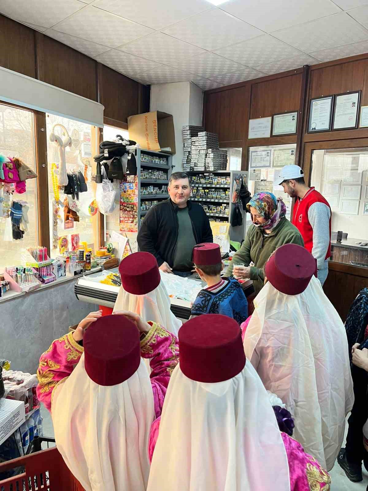 Küçük davulcular mahalleyi şenlendirdi
