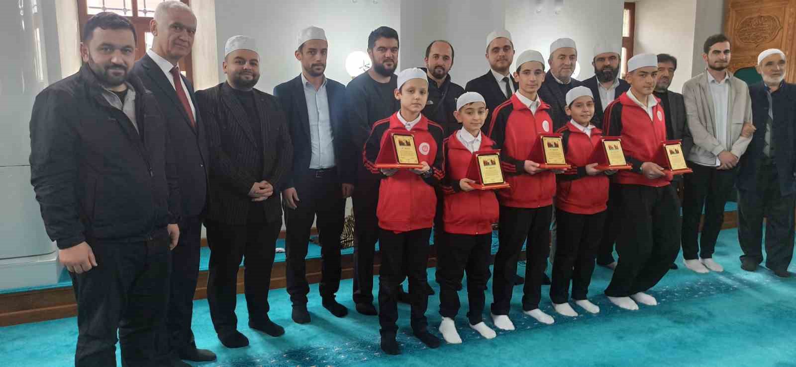 Küçük hafızlar plaket ile ödüllendirildiler
