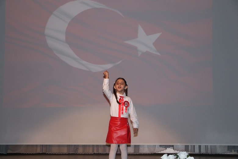 Küçük kız çocuğundan duygulandıran İstiklal Marşı performansı
