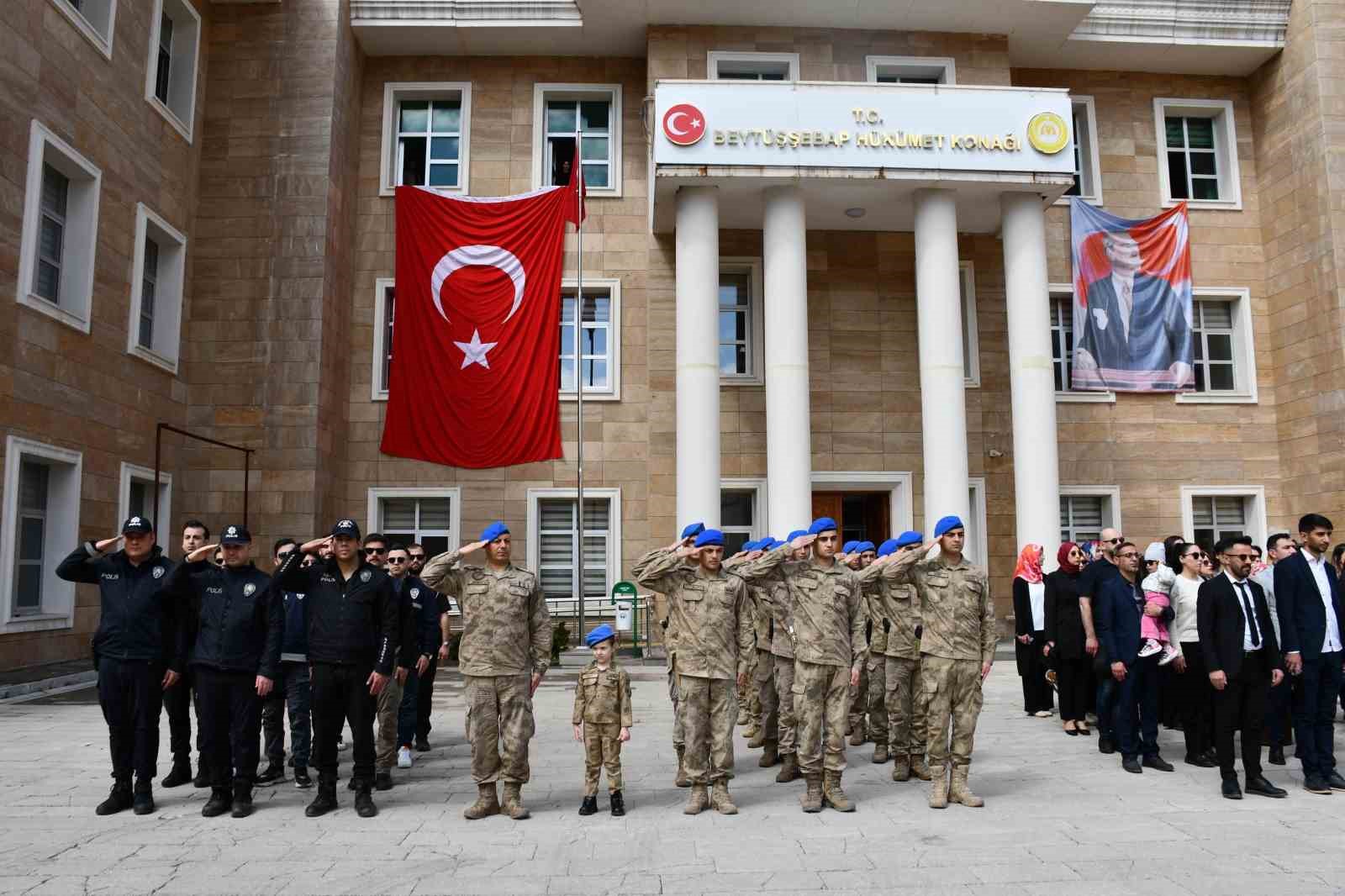 Küçük kız kolluk kuvvetleriyle selam durdu
