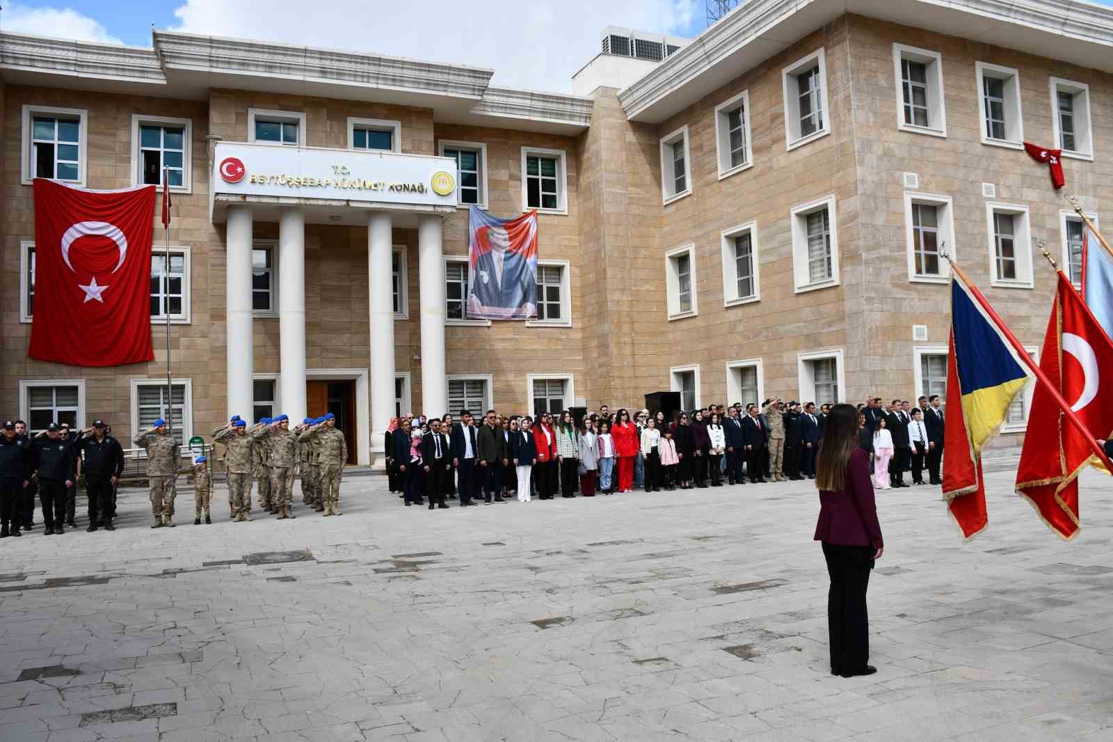 Küçük kız kolluk kuvvetleriyle selam durdu
