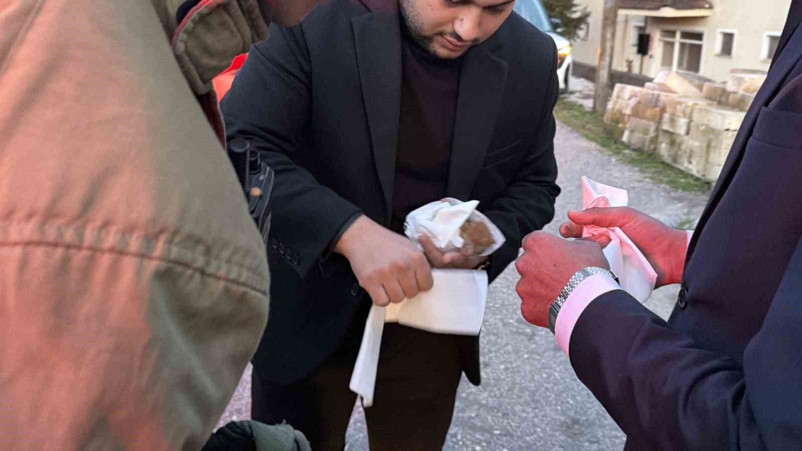 Küçük kızın duyarlılığı sayesinde 2 yavru kedi kurtarıldı
