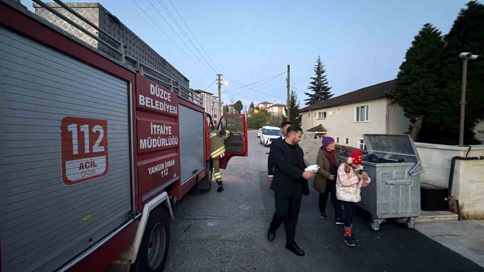 Küçük kızın duyarlılığı sayesinde 2 yavru kedi kurtarıldı
