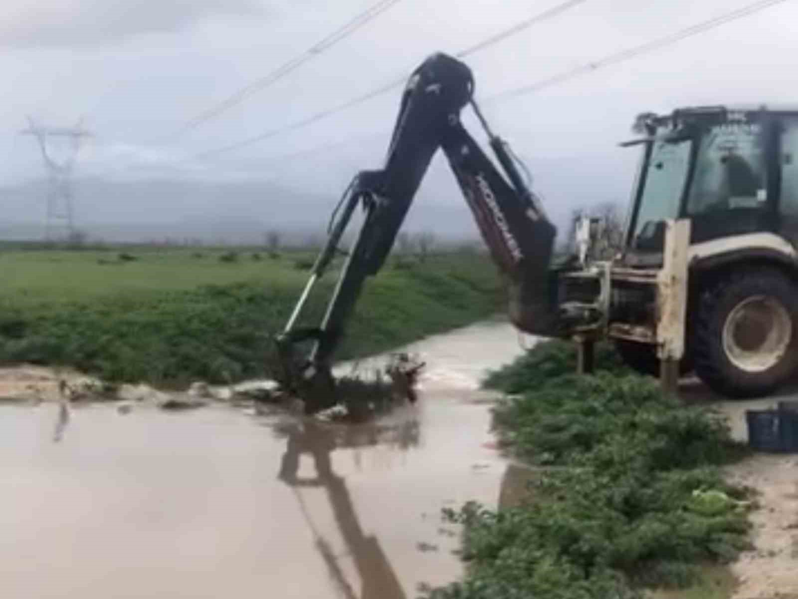 Küçük Menderes Nehri taştı, Bayındır’da ova köylerinde ekinler ve yollar zarar gördü
