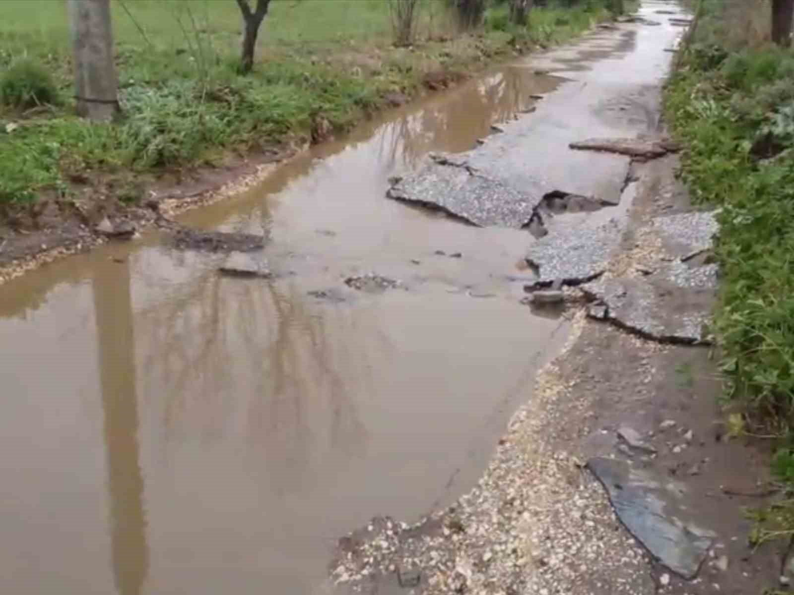 Küçük Menderes Nehri taştı, Bayındır’da ova köylerinde ekinler ve yollar zarar gördü
