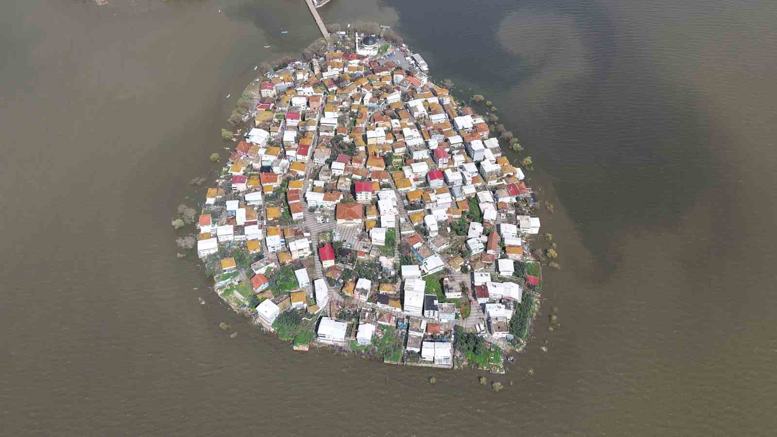 "Küçük Venedik" turizm sezonunu açtı ama yolları kapandı

