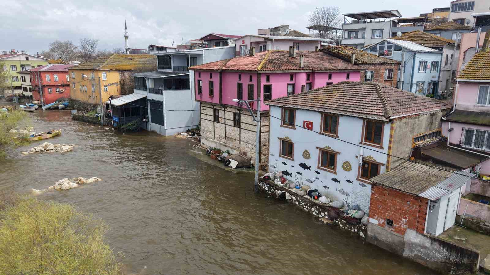 "Küçük Venedik" turizm sezonunu açtı ama yolları kapandı
