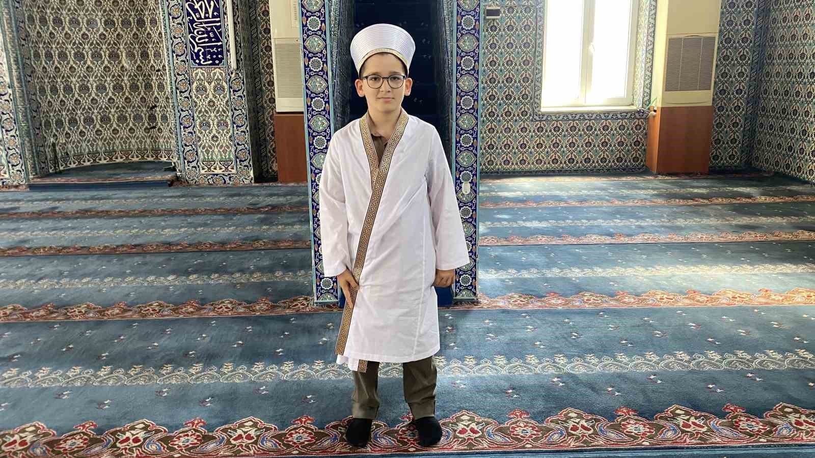 Küçük yaşta büyük an: 9 yaşında 3 bin kişiye ilk hutbesini okudu
