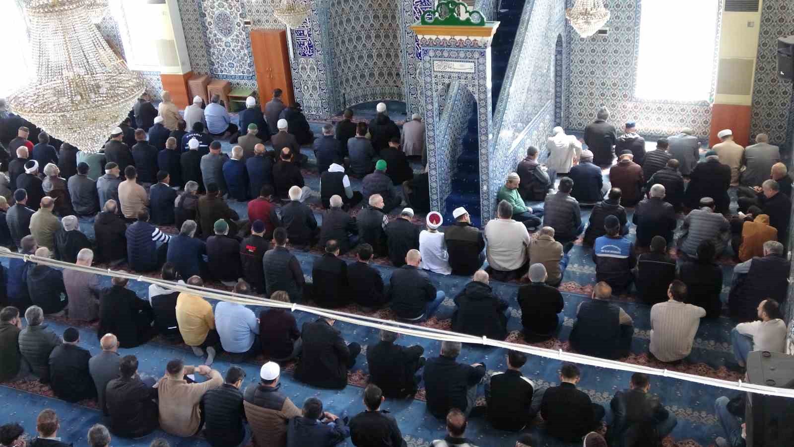 Küçük yaşta büyük an: 9 yaşında 3 bin kişiye ilk hutbesini okudu
