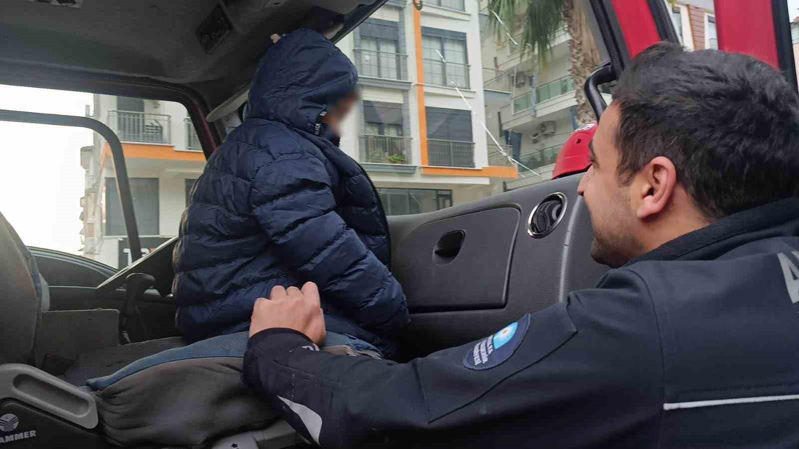 Küçük yaştaki çocuğu evde tek başına bıraktı, komşuların ihbarı ekipleri alarma geçirdi
