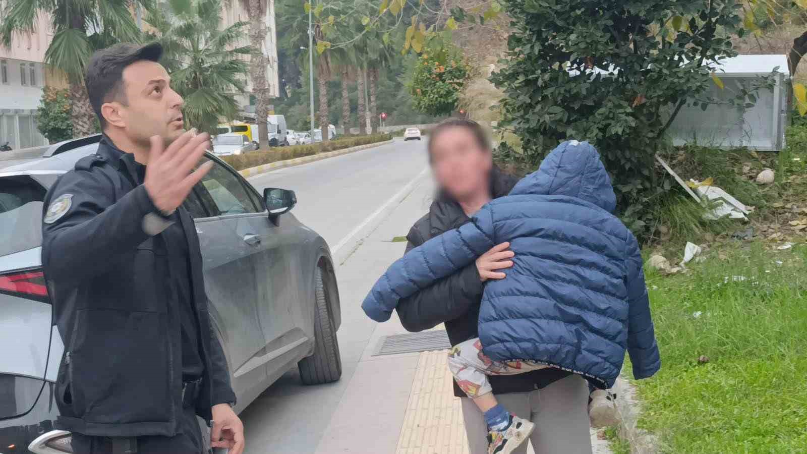 Küçük yaştaki çocuğu evde tek başına bıraktı, komşuların ihbarı ekipleri alarma geçirdi
