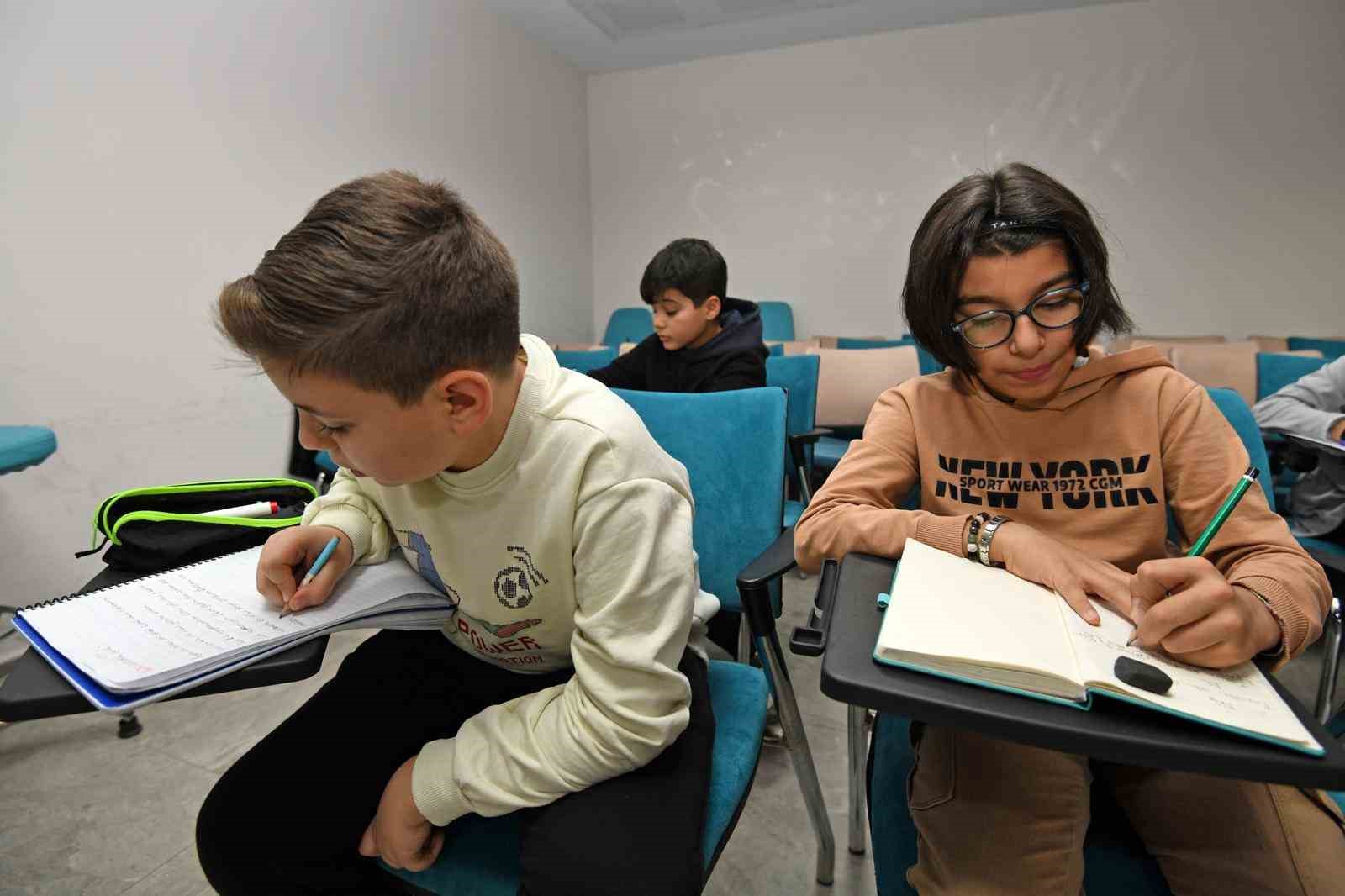 Küçük yazarlar kalemlerini ustalığa taşıyor
