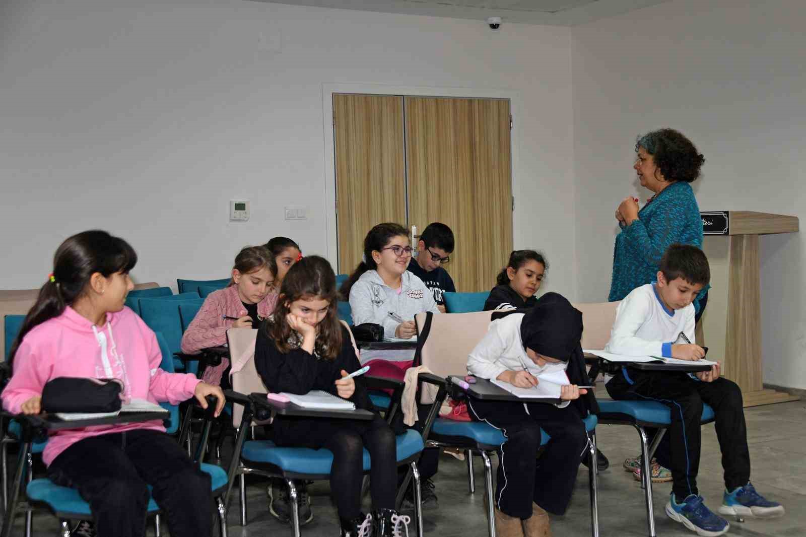 Küçük yazarlar kalemlerini ustalığa taşıyor
