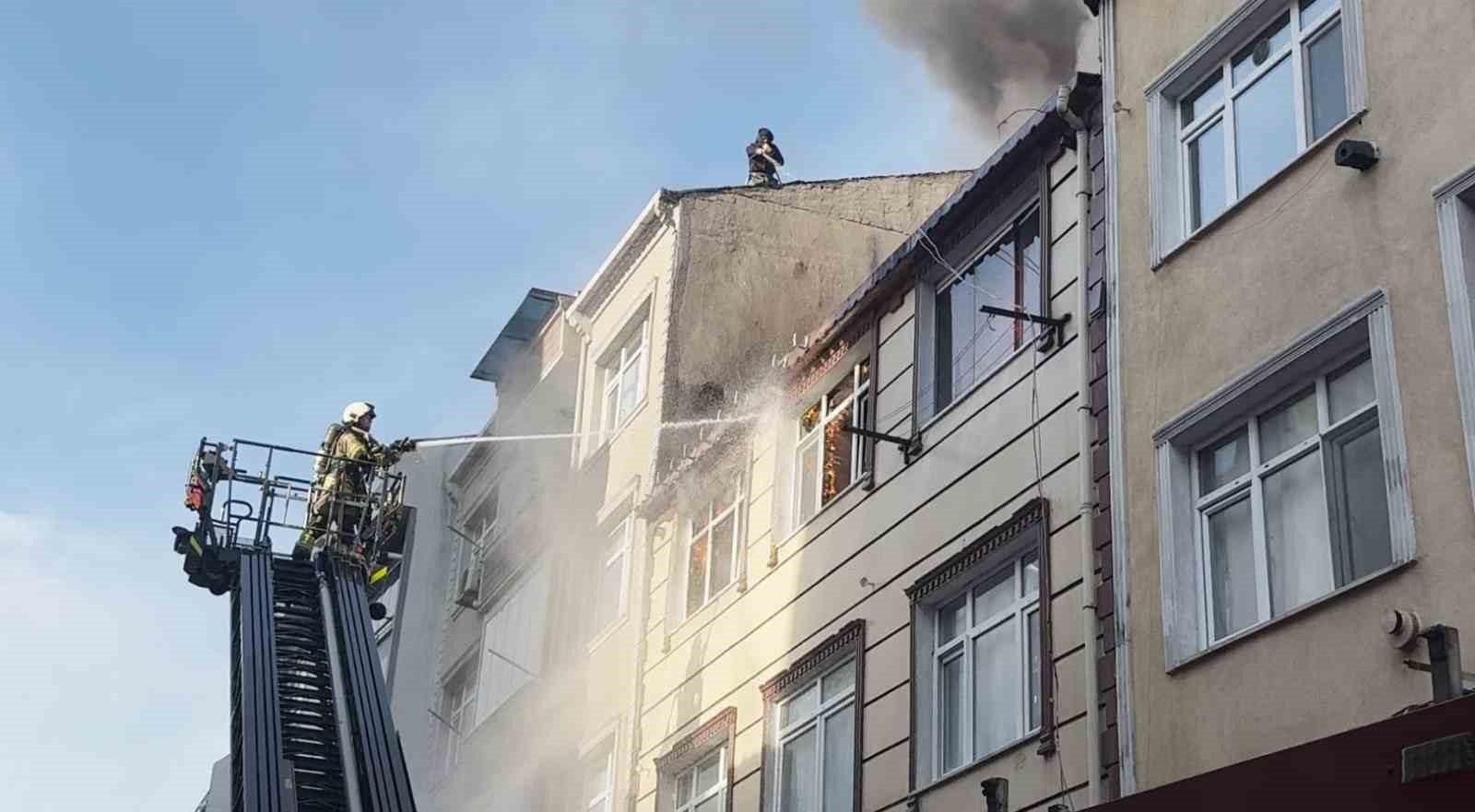 Küçükçekmece’de 3 katlı binanın çatı katı alev topuna döndü, vatandaş yangına bahçe hortumuyla müdahale etti
