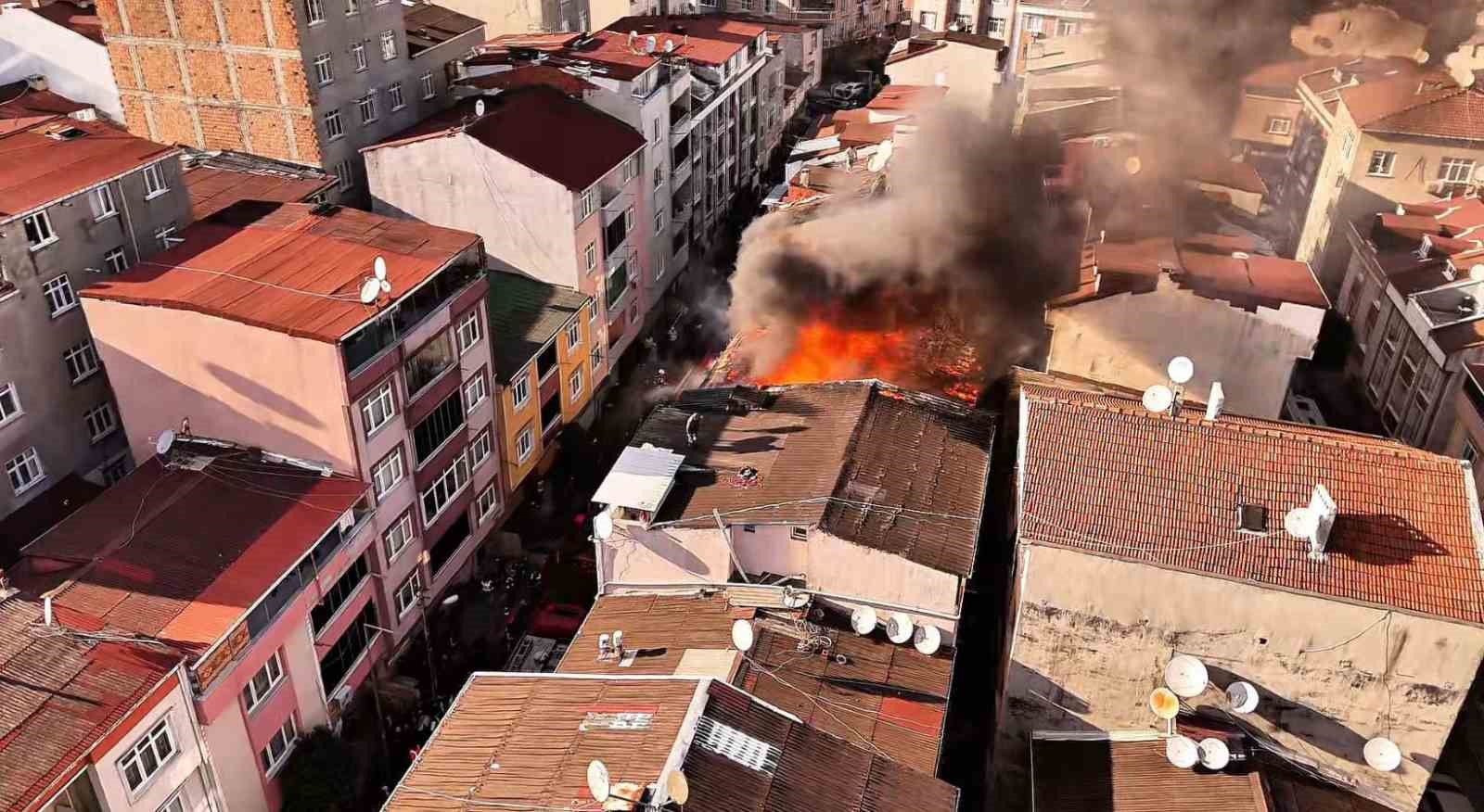 Küçükçekmece’de 3 katlı binanın çatı katı alev topuna döndü, vatandaş yangına bahçe hortumuyla müdahale etti
