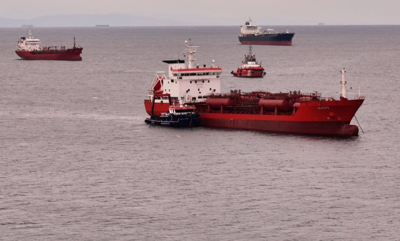 Küçükçekmece’de Alatepe Tankeri için kurtarma çalışmaları başladı
