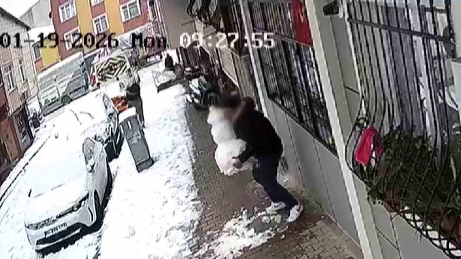 Küçükçekmece’de çocukların yaptığı kardan adamı götürdü
