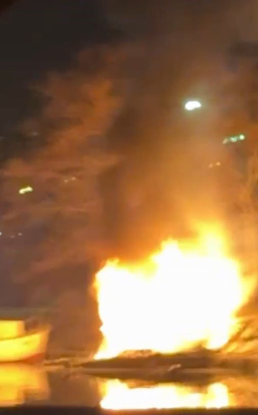 Küçükçekmece’de göl ağzındaki iki kayık alev alev yandı
